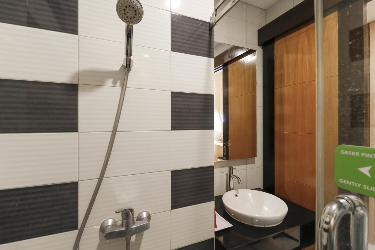 Hotel Reddoorz Near Roxy Jakarta Exterior foto