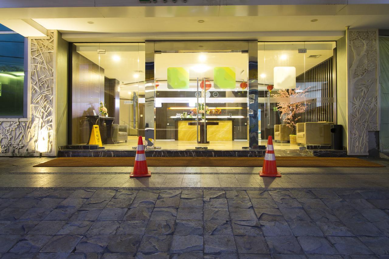 Hotel Reddoorz Near Roxy Jakarta Exterior foto
