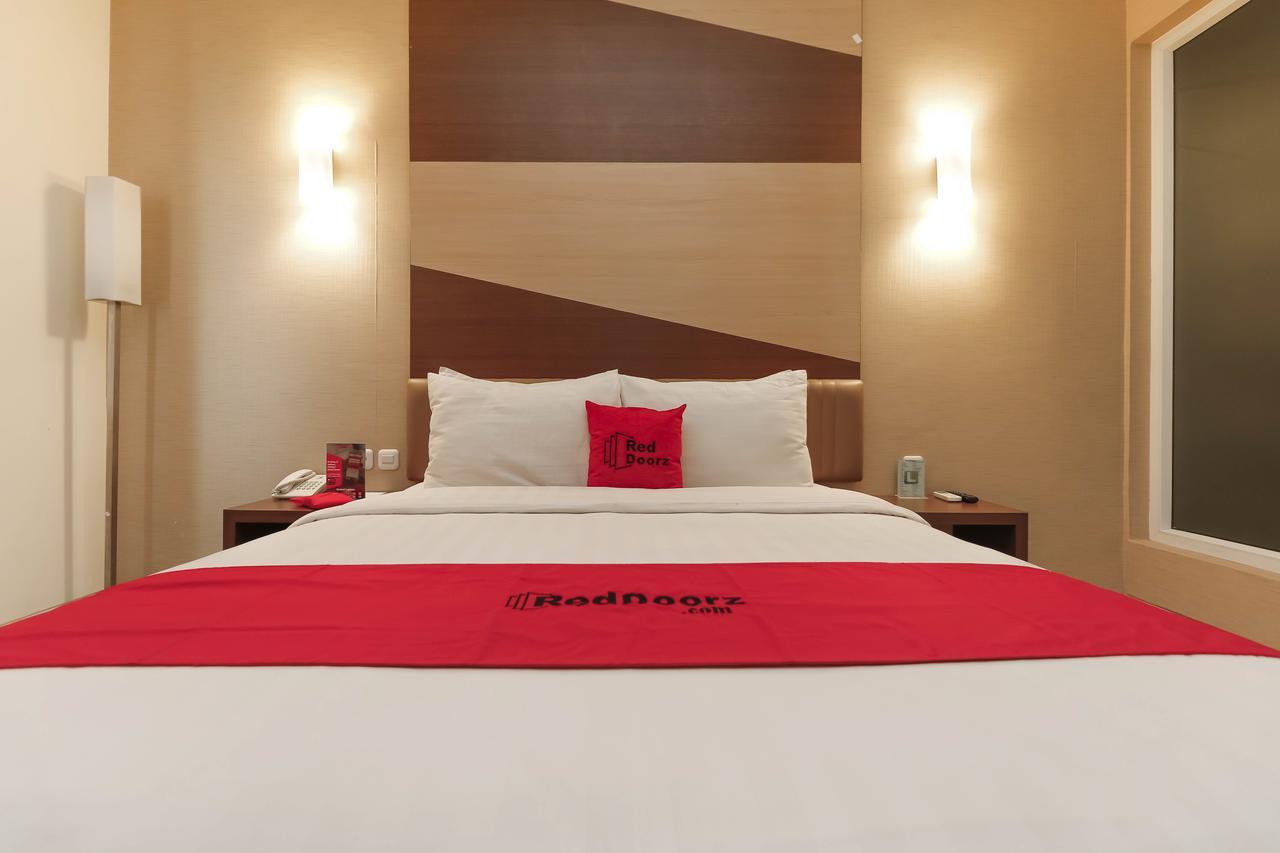 Hotel Reddoorz Near Roxy Jakarta Exterior foto