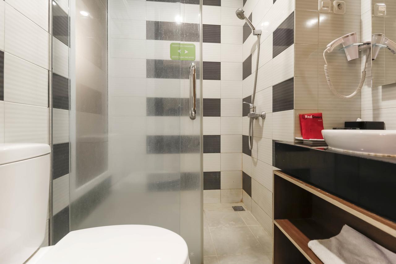 Hotel Reddoorz Near Roxy Jakarta Exterior foto