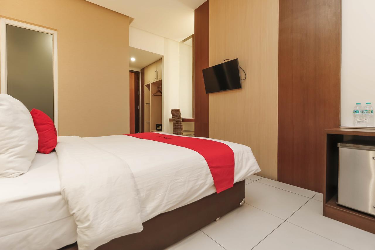 Hotel Reddoorz Near Roxy Jakarta Exterior foto