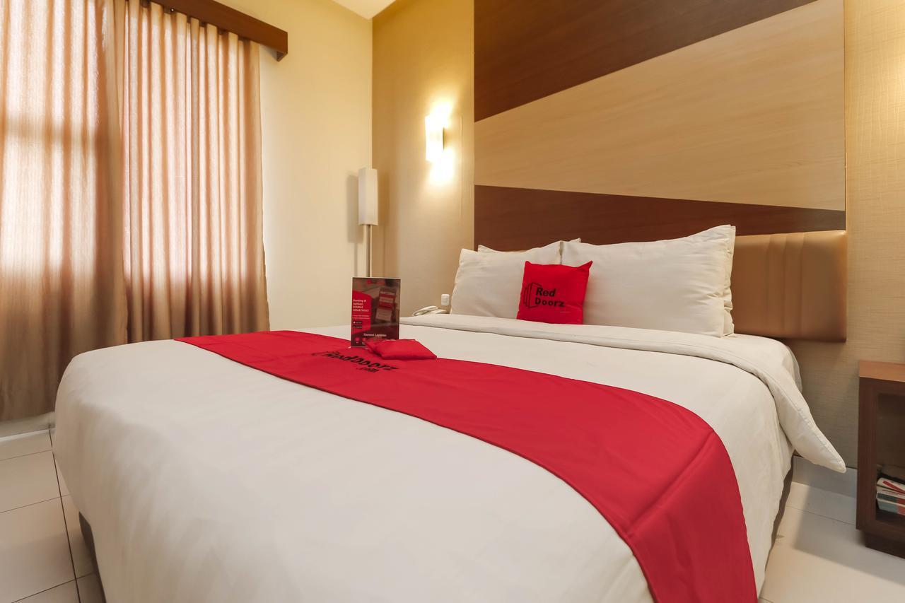Hotel Reddoorz Near Roxy Jakarta Exterior foto