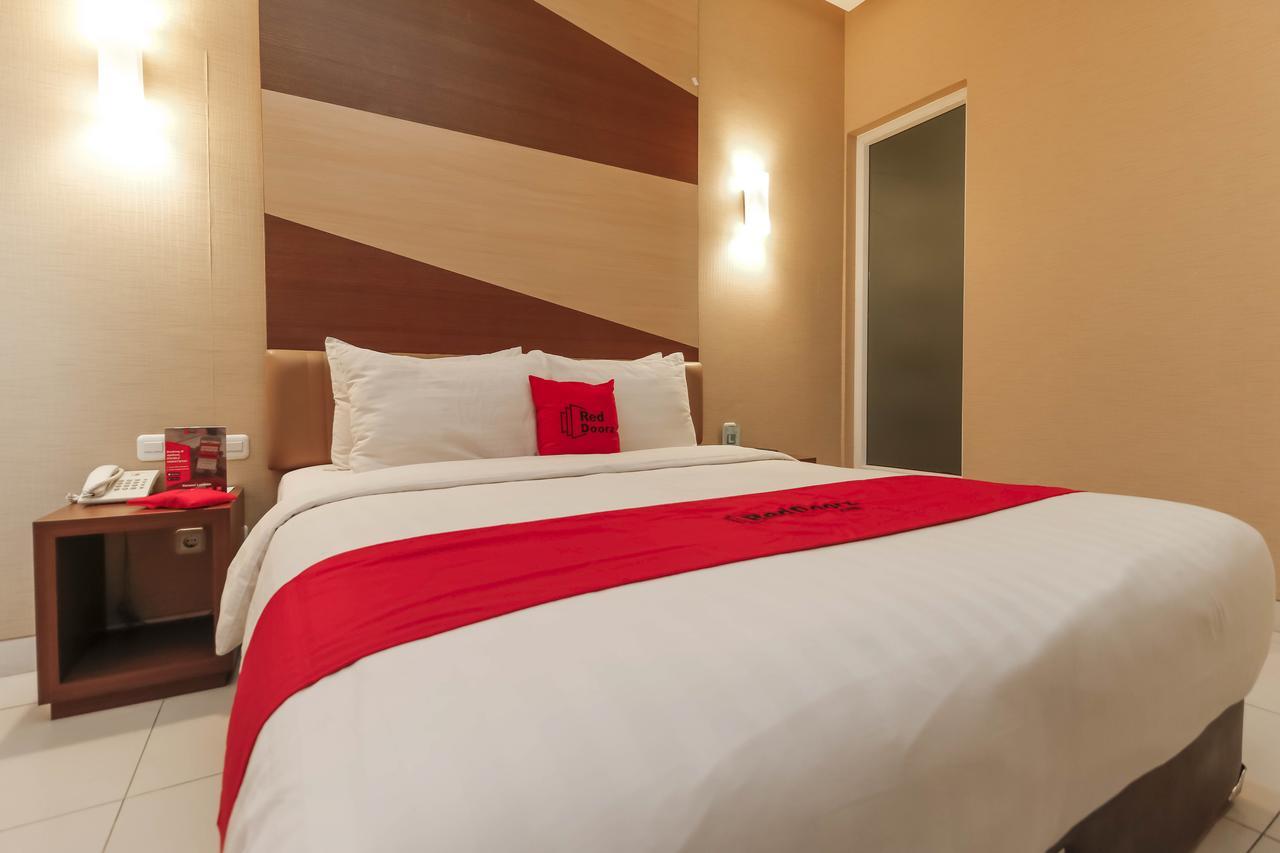 Hotel Reddoorz Near Roxy Jakarta Exterior foto