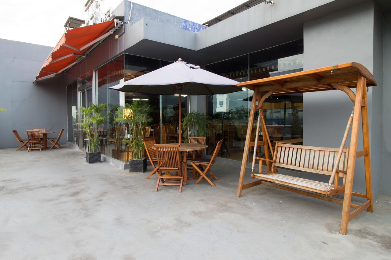 Hotel Reddoorz Near Roxy Jakarta Exterior foto