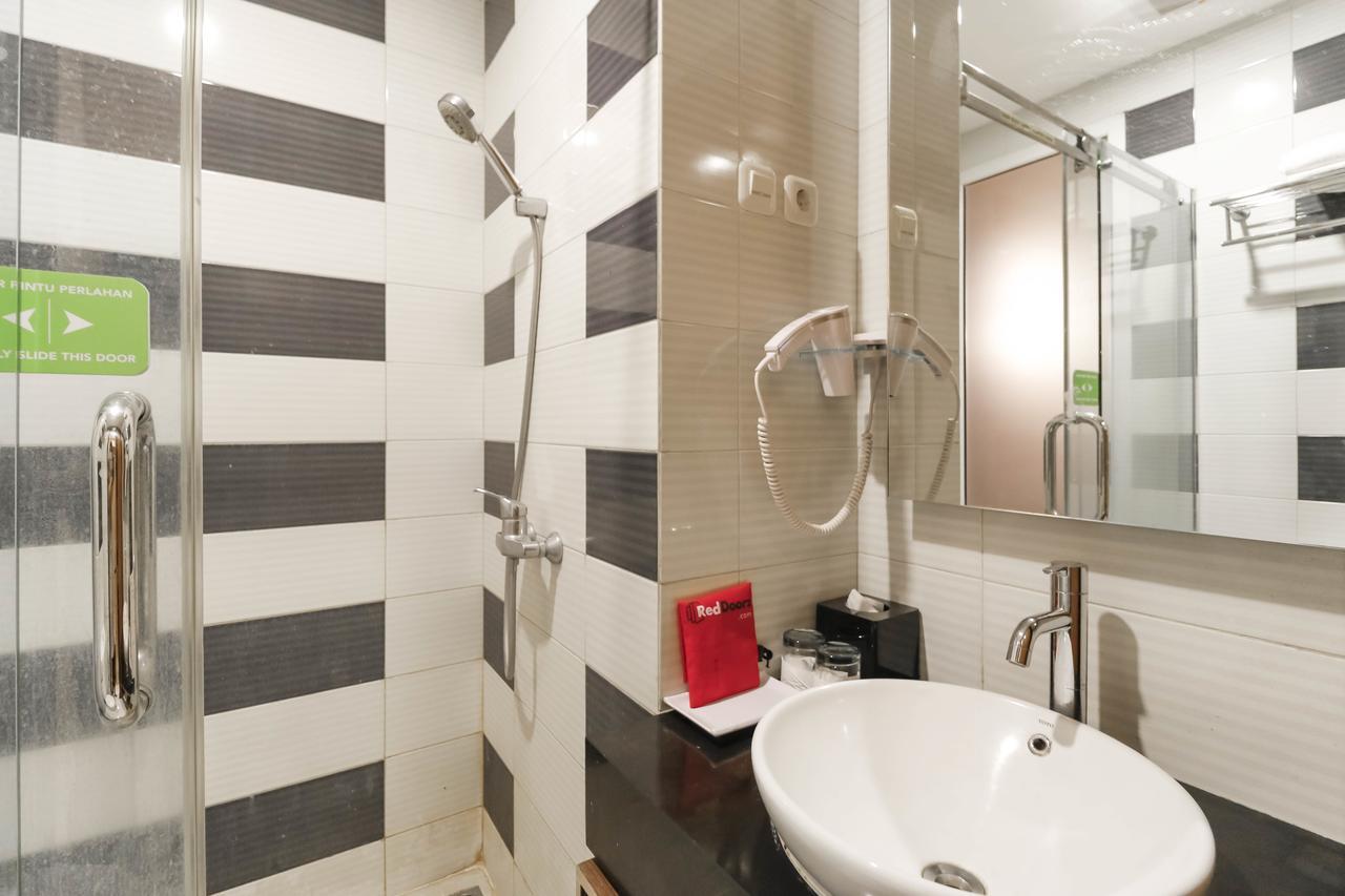 Hotel Reddoorz Near Roxy Jakarta Exterior foto